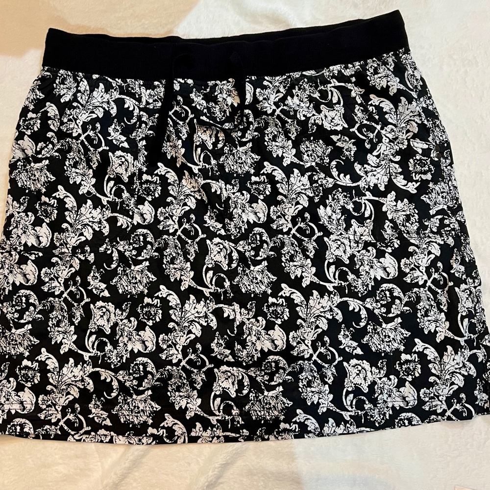 DASH D.A.S.H. Black and White Floral Skort